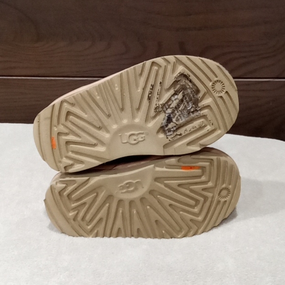 UGG BOOTS SIZE 7 - Picture 3 of 3